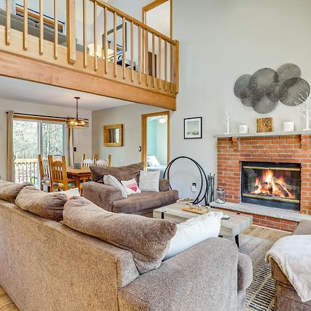 Poconos Home With Private Spa And Fire Pit Long Pond Esterno foto