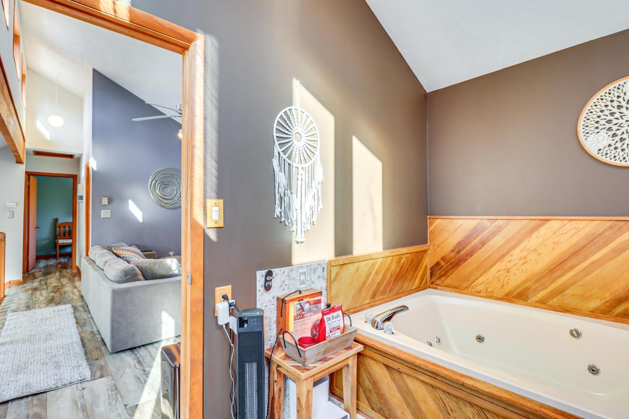 Poconos Home With Private Spa And Fire Pit Long Pond Esterno foto
