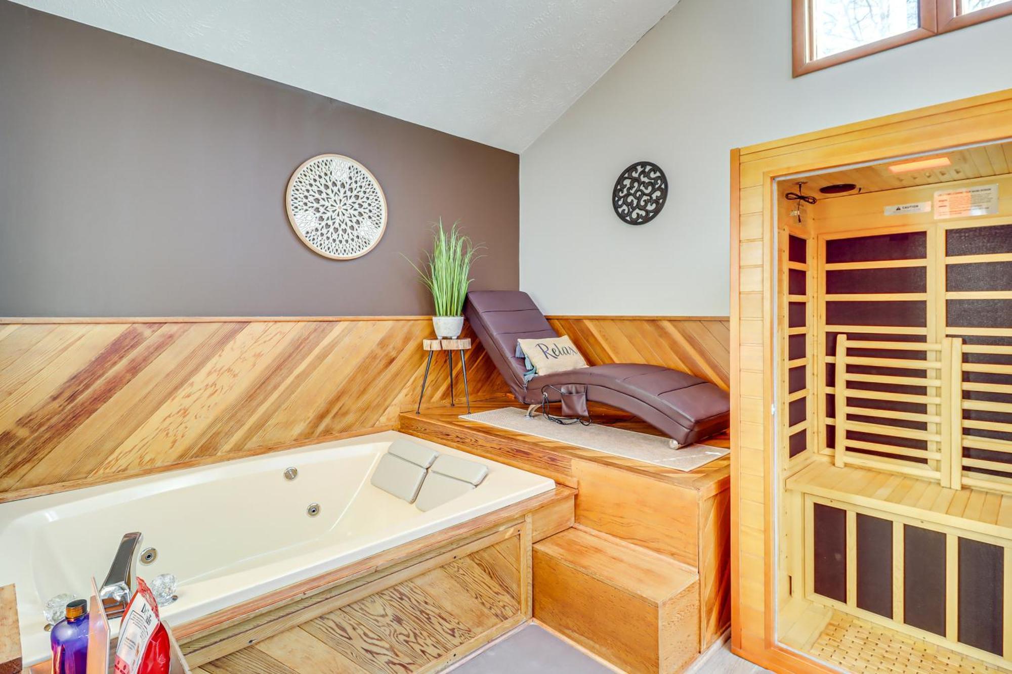 Poconos Home With Private Spa And Fire Pit Long Pond Esterno foto