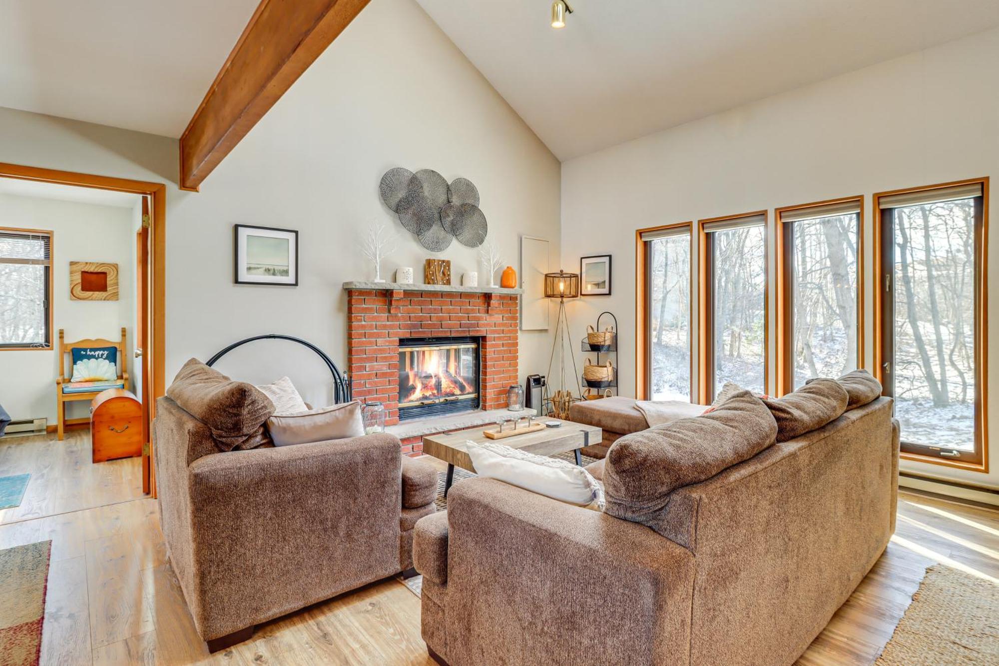 Poconos Home With Private Spa And Fire Pit Long Pond Esterno foto